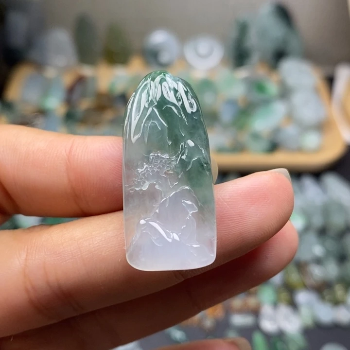 翡翠未镶嵌颈饰山水