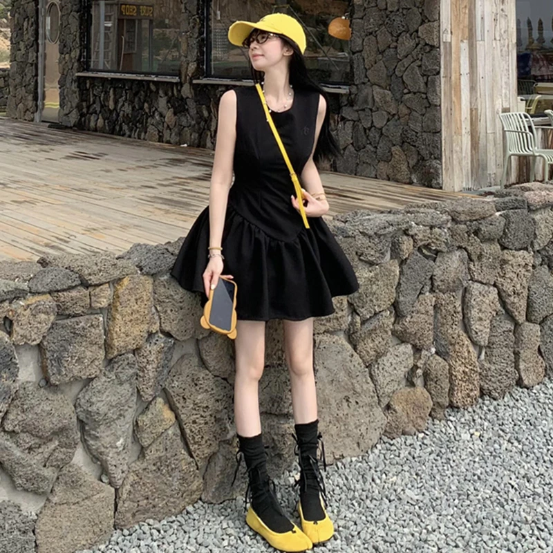 法式赫本风黑色背心连衣裙女夏季2025新款小个子收腰a字蓬蓬短裙