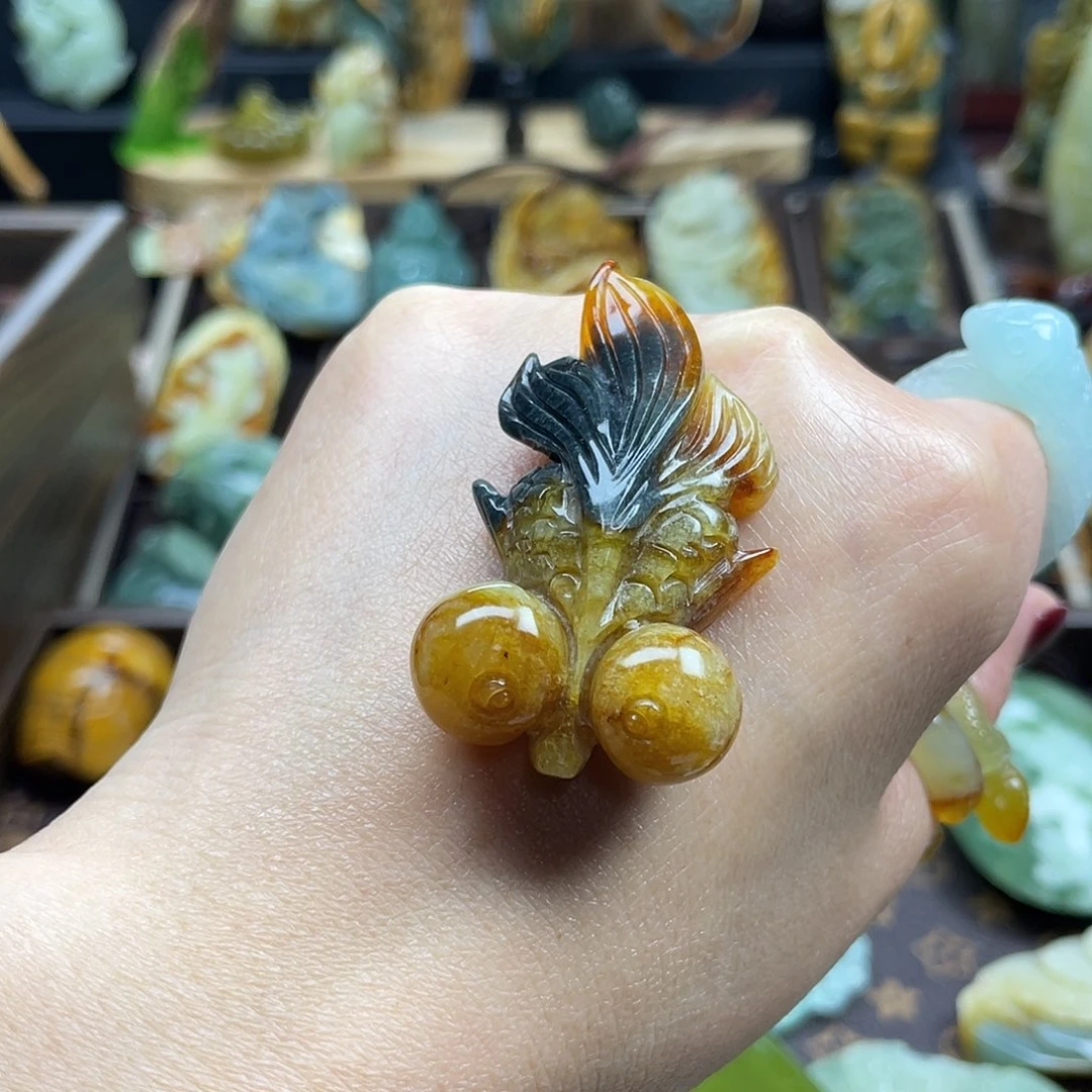 蛇纹石玉颈饰未镶嵌花玉金鱼