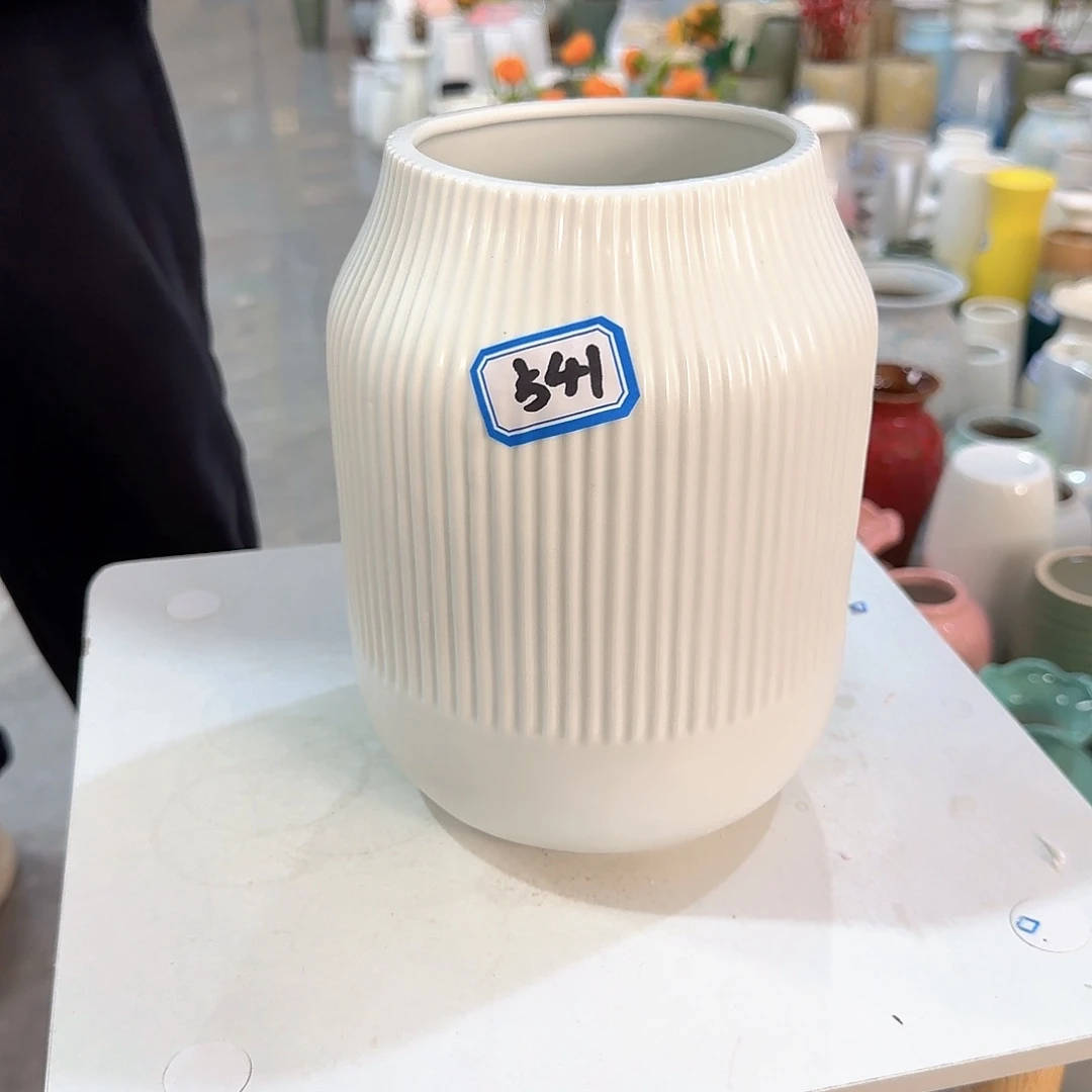 布***衣541号陶瓷高20厘米瑕疵一个
