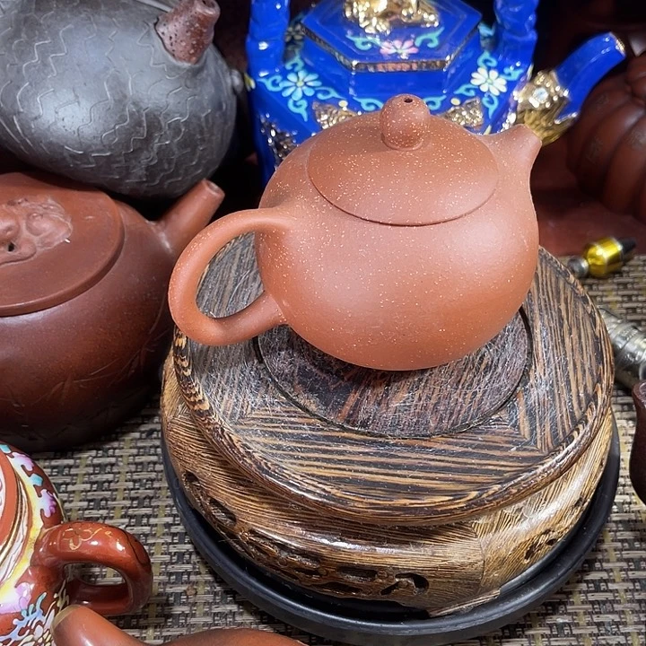 ****茶壶紫砂原矿泥料手工制作的一把紫砂壶。