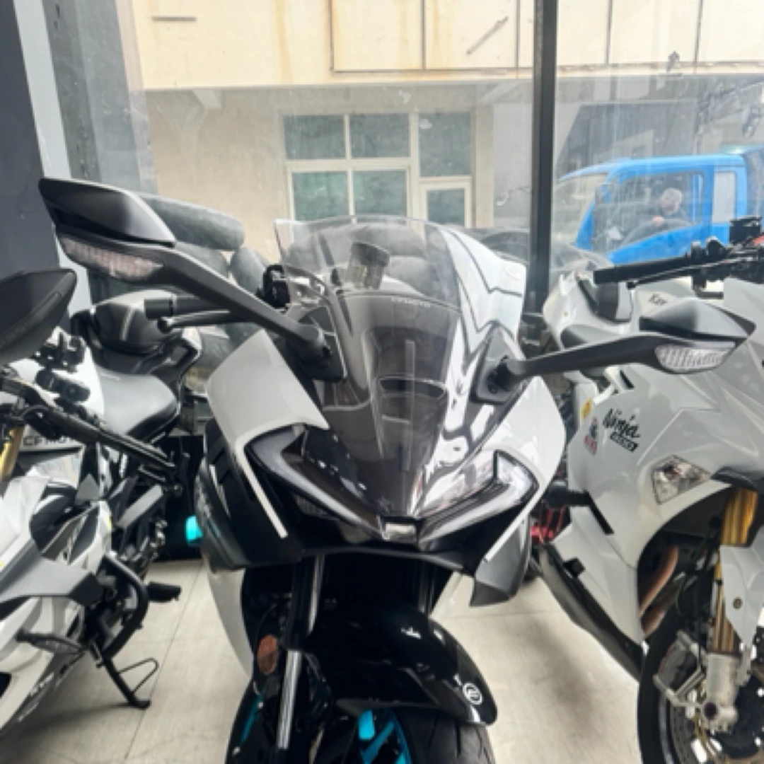 最新款春风675sr白色摩托车租赁