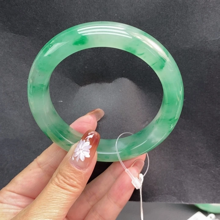 奔***跑石英质玉未镶嵌手镯