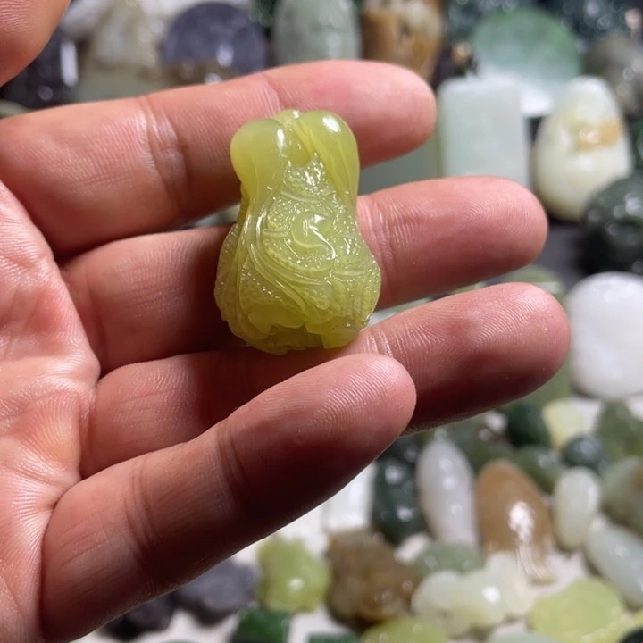 呆***萌和田玉未镶嵌颈饰