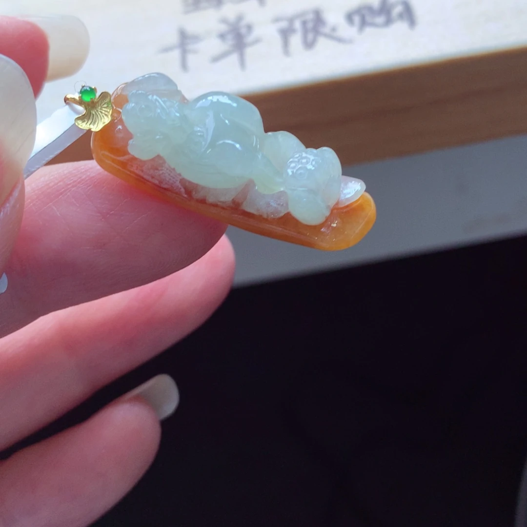 翡翠18K金镶嵌颈饰吊坠