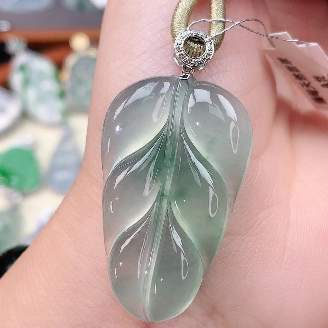 颈饰18K金镶嵌翡翠叶子