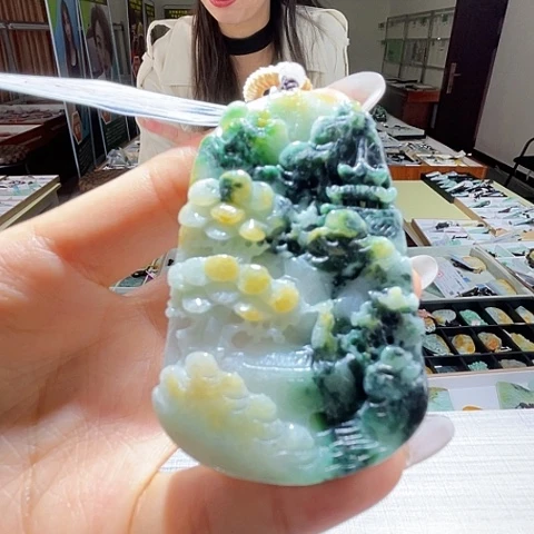 翡翠未镶嵌颈饰一个