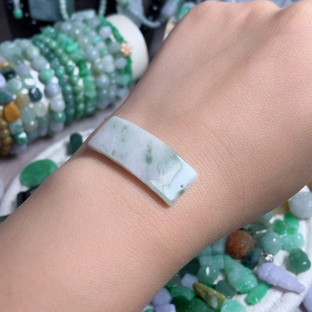 翡翠颈饰未镶嵌手牌