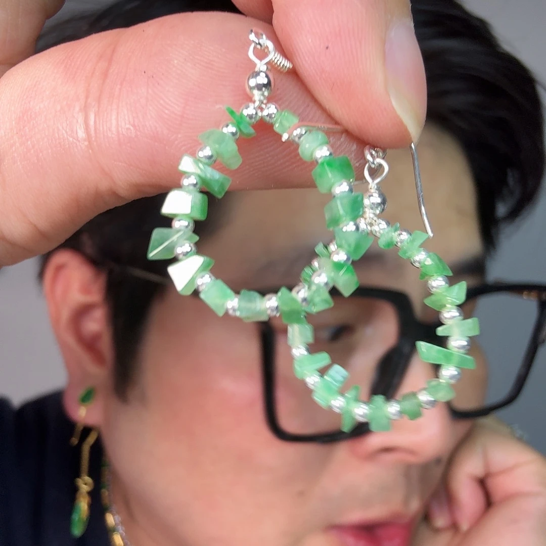 翡翠未镶嵌颈饰一对