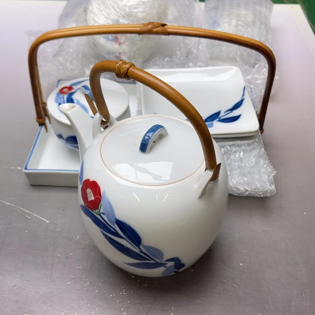 园***茶瓷片密密麻麻地铺满一层
