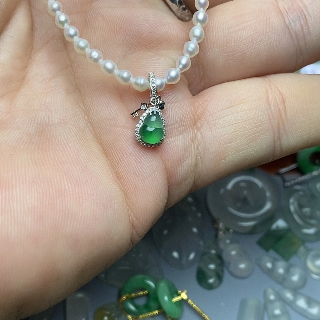 颈饰18K金镶嵌翡翠葫芦