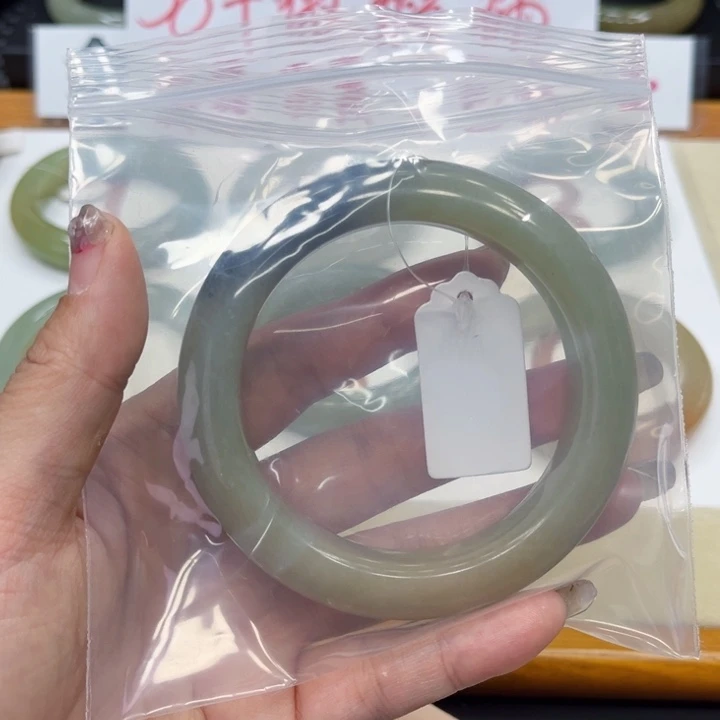 未镶嵌手镯石英质玉摇**舞