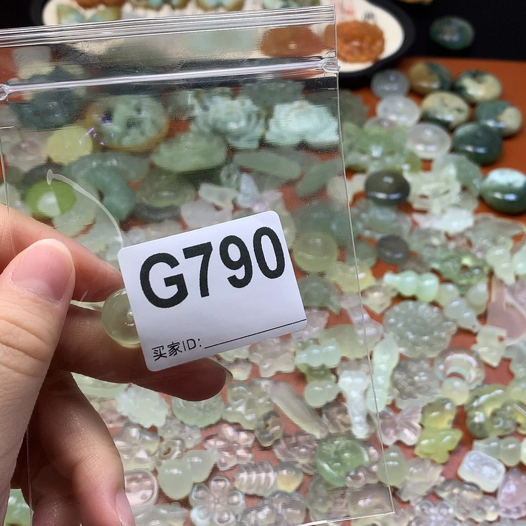 小***饱蛇纹石玉未镶嵌颈饰