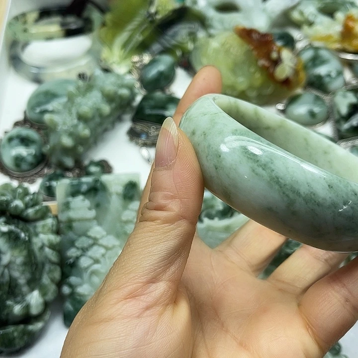 透闪石-蛇纹石玉未镶嵌颈饰