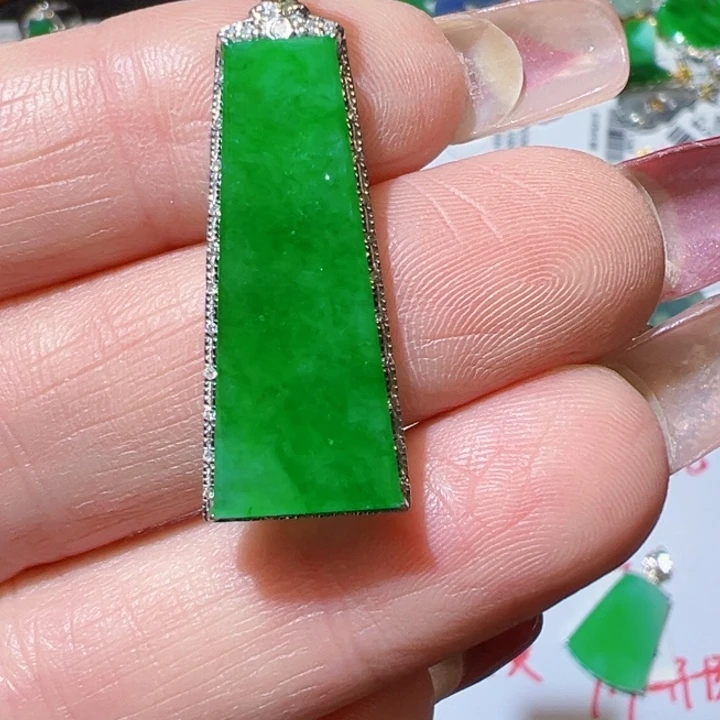 翡翠挂件18K金镶嵌翡翠