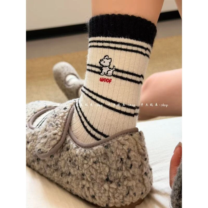 【早点起床shop】可爱卡通刺绣小奶狗字母条纹秋冬保暖羊毛中筒袜