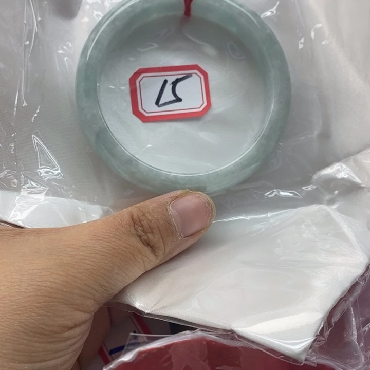 翡翠手镯未镶嵌小*子翡翠