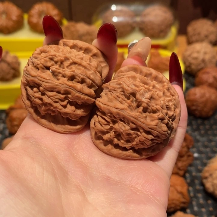 文玩核桃吊坠白狮子