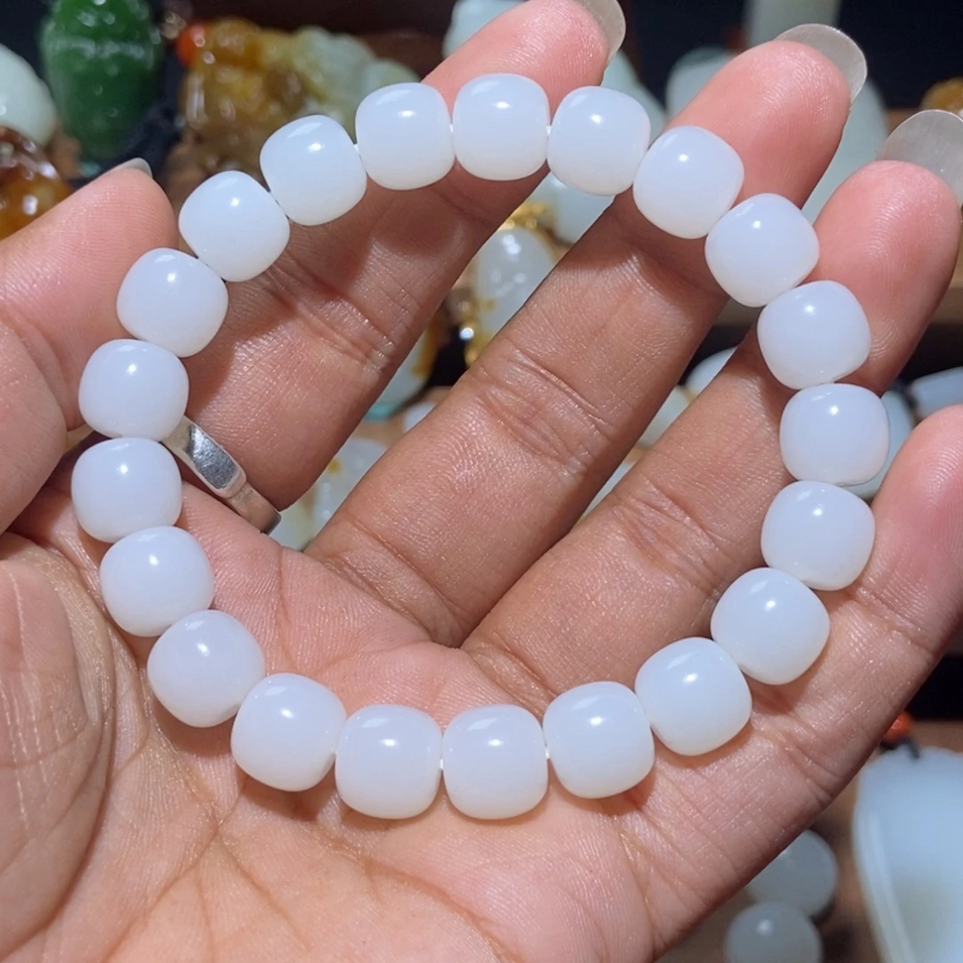 羲***恩和田玉未镶嵌颈饰