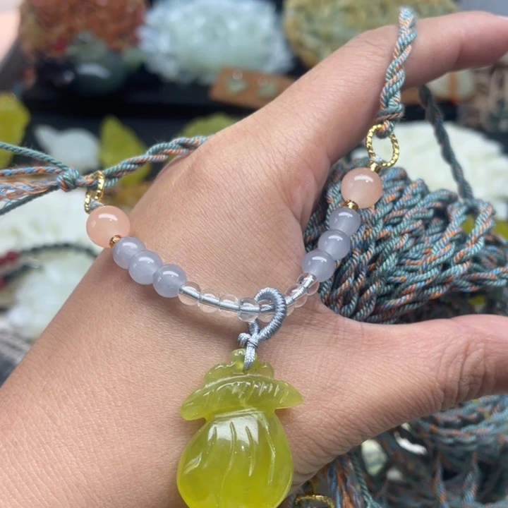 蛇纹石玉未镶嵌颈饰