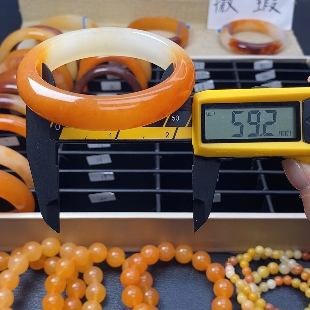 未镶嵌石英质玉（黄龙玉）手镯15号