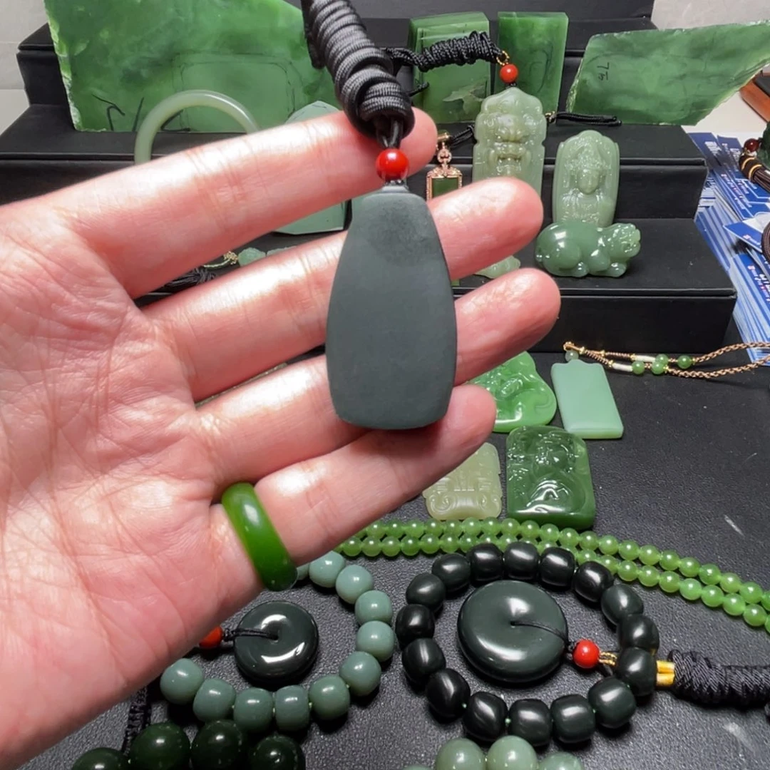 人***生和田玉未镶嵌颈饰