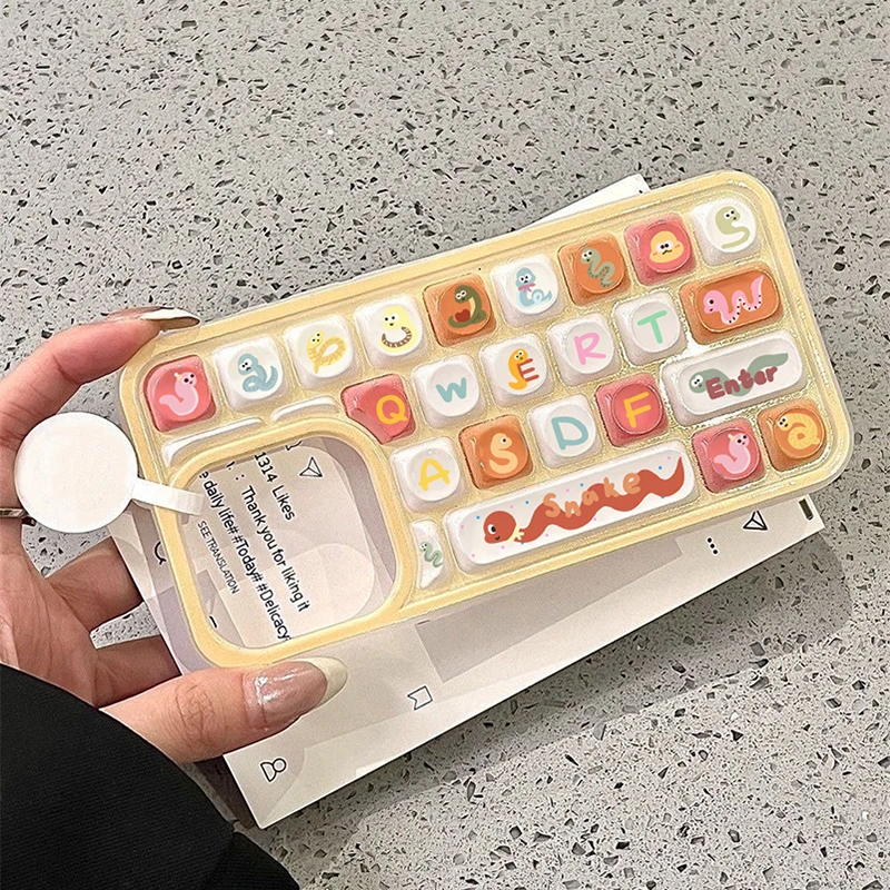 卡通字母小蛇键盘适用苹果16promax手机壳iPhone13/14/15软12/11