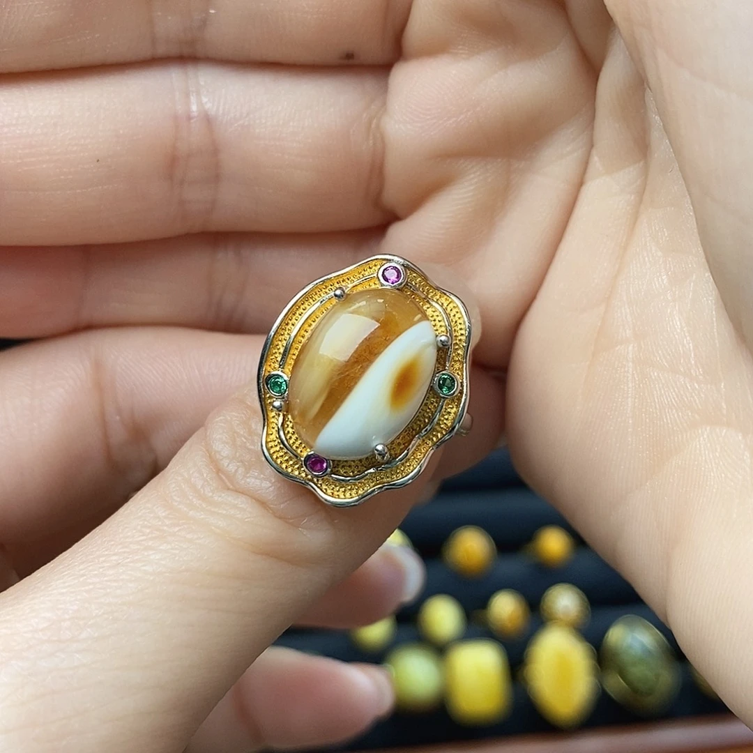 某***.琥珀未镶嵌裸石成品