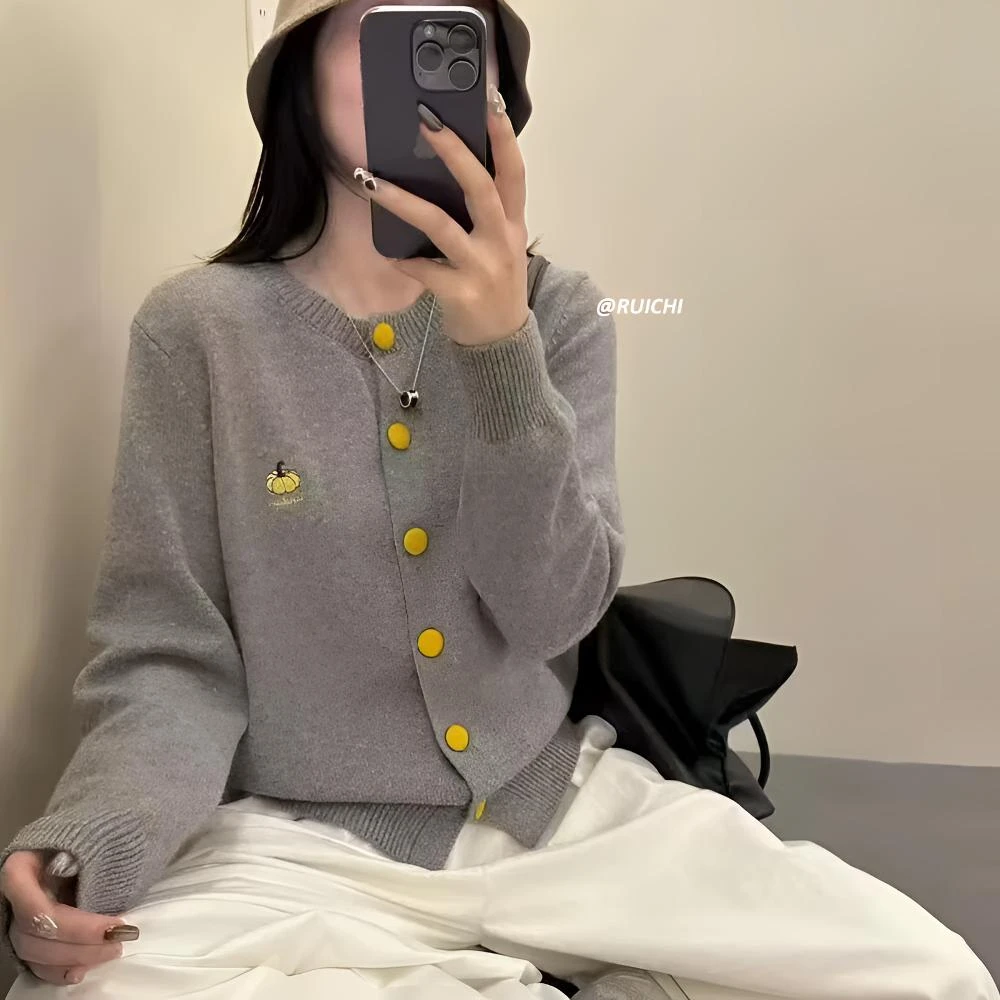 2025秋季新款韩系圆领撞色毛绒纽扣南瓜刺绣宽松休闲针织衫外套女