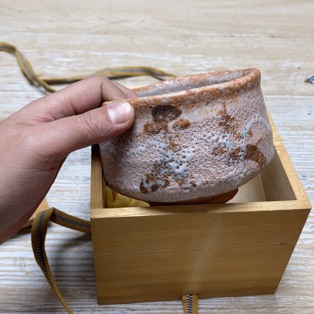 瓷片密密麻麻地排列着一个