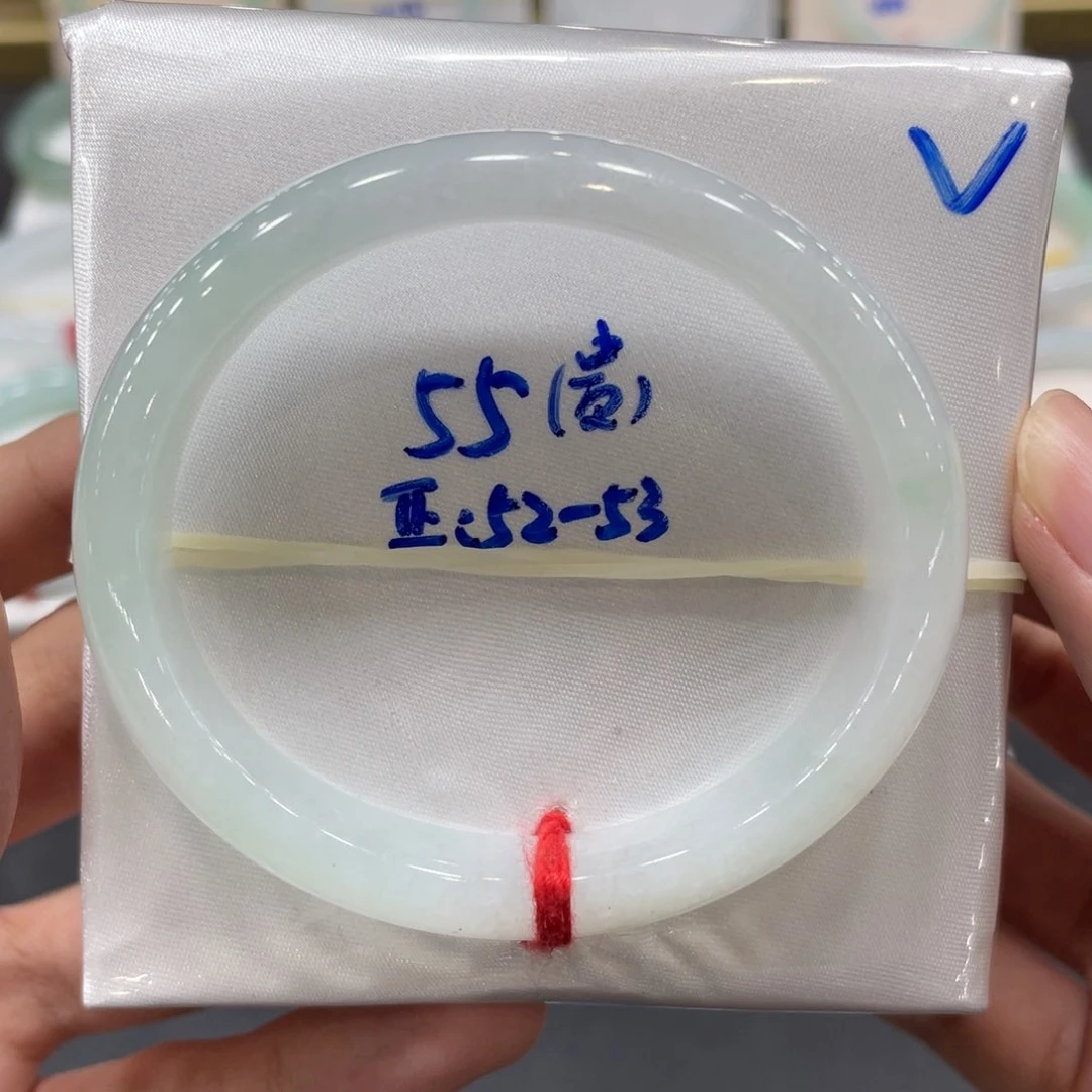 翡翠手镯未镶嵌翡翠手镯