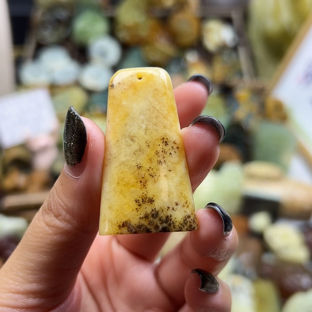 岫玉未镶嵌颈饰水草锁骨后面有草皮