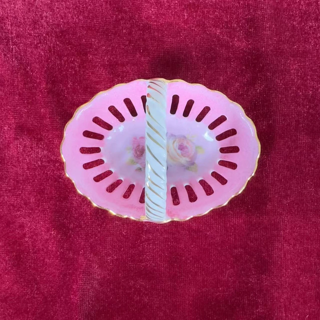 精美花卉镂空摆件