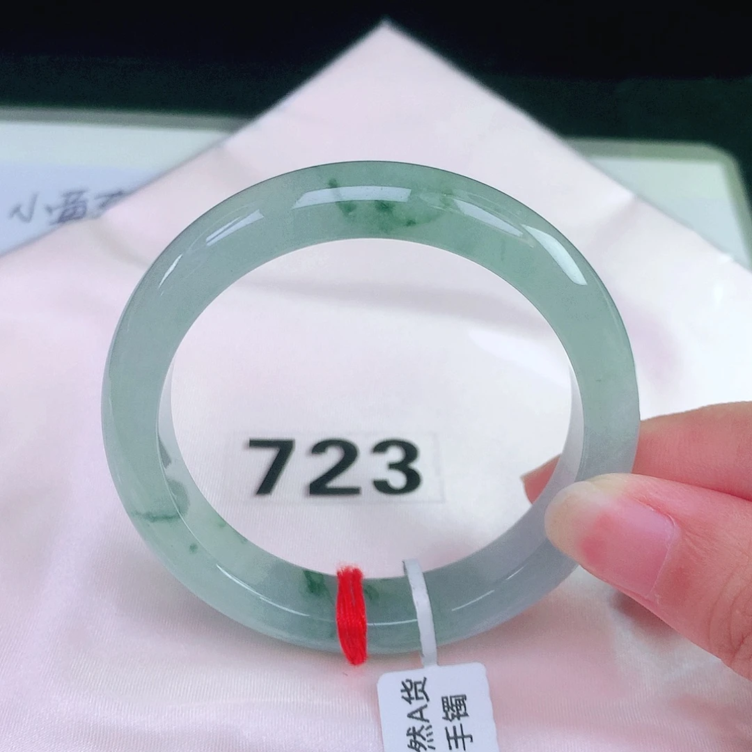 翡翠手镯未镶嵌翡翠手镯