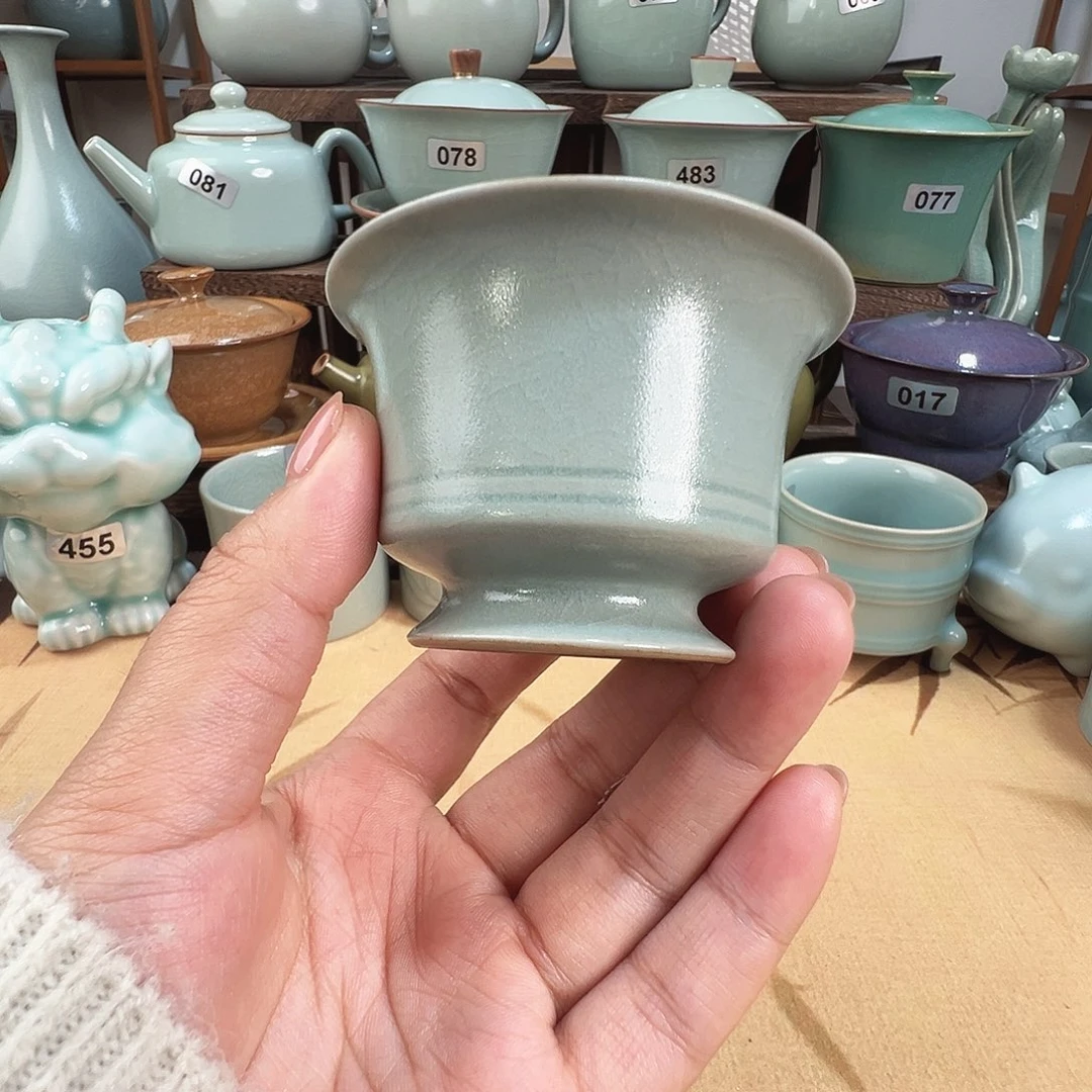 陶精品粉青仿古马蹄杯。