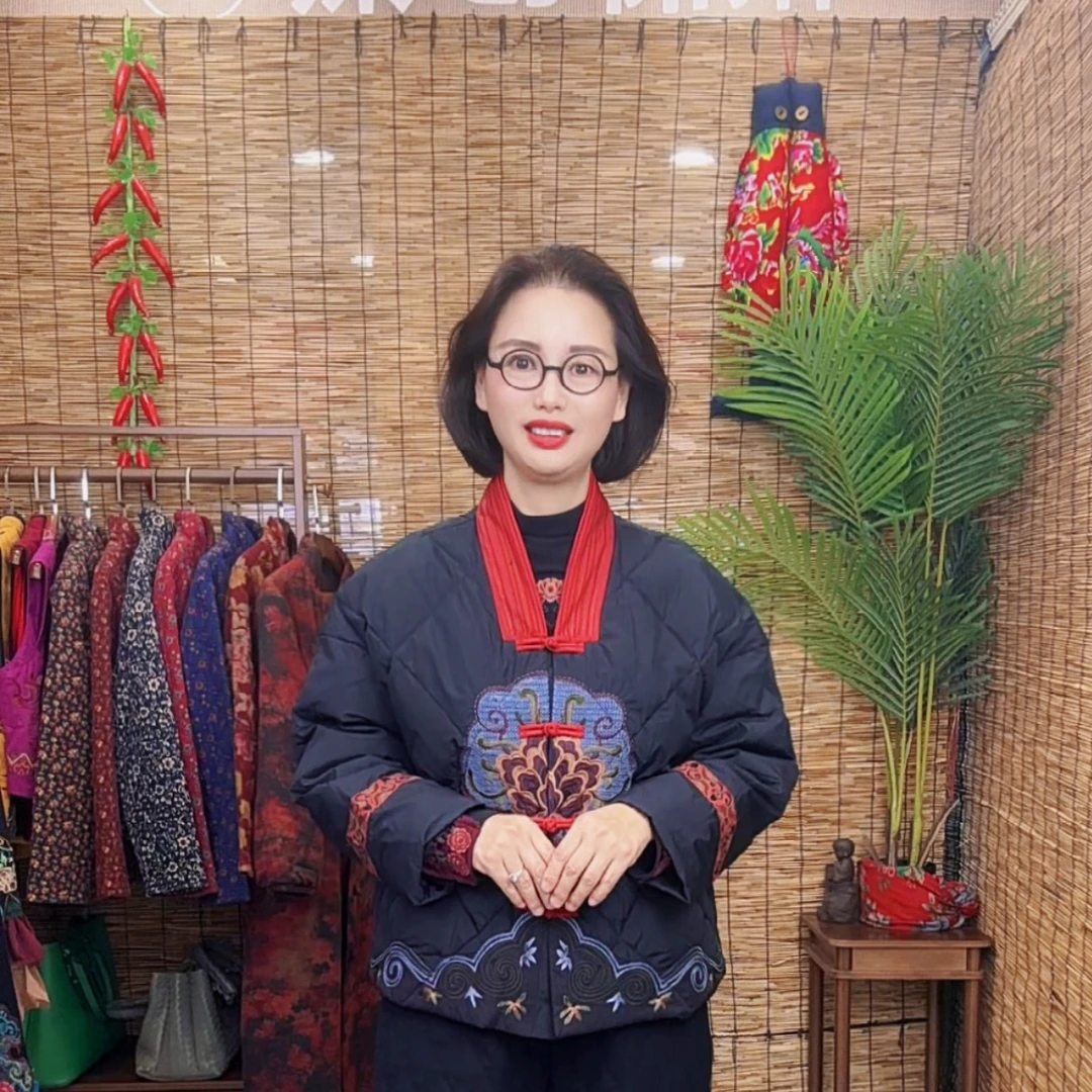 <冬韵>纯色绣花青果领长袖盘扣宽松版休闲短款棉衣优雅妈妈装903