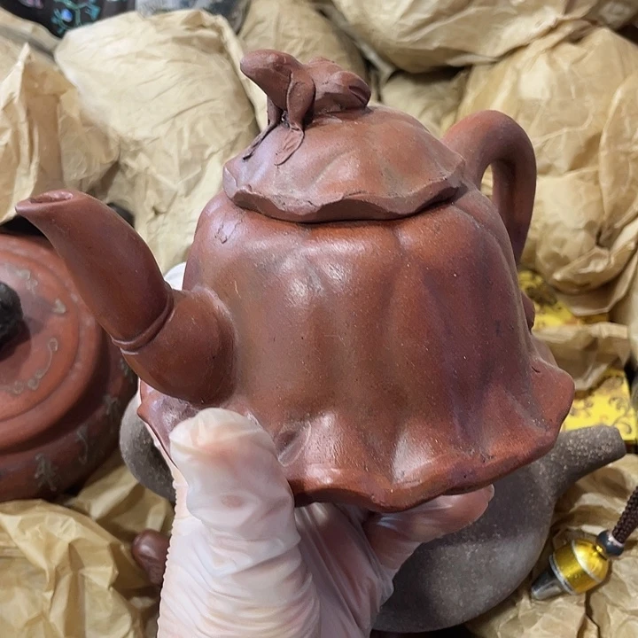 紫砂茶壶原矿泥料手工制作的一把紫砂壶。