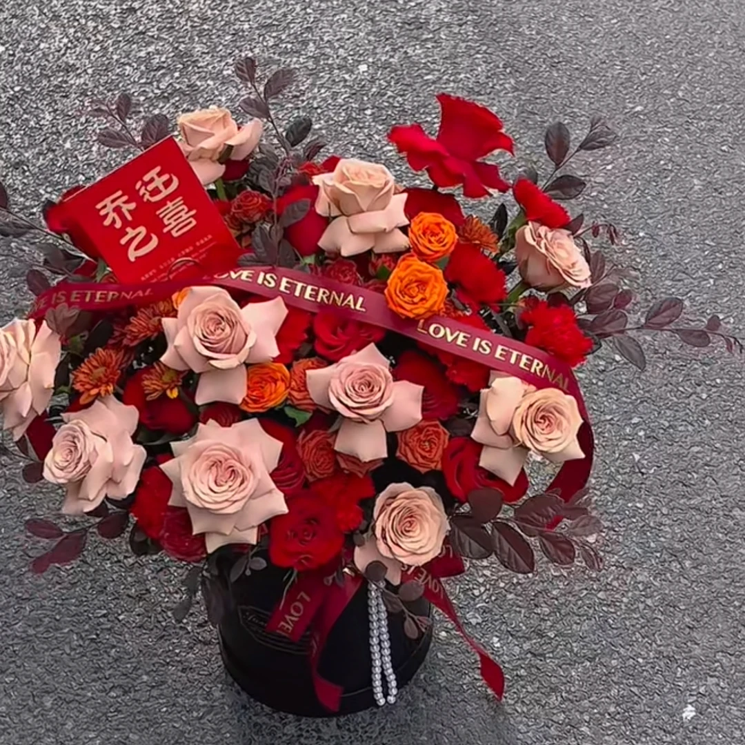 （乔迁之喜）红色系抱抱桶混搭卡布奇诺红玫瑰花