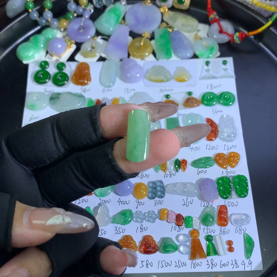 翡翠散珠未镶嵌马鞍柱