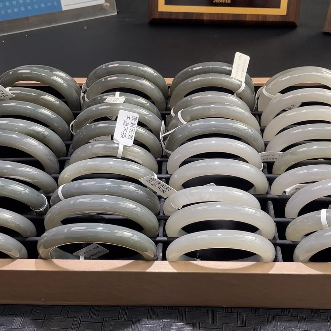 颈饰未镶嵌和田玉烟紫手镯多样性发一