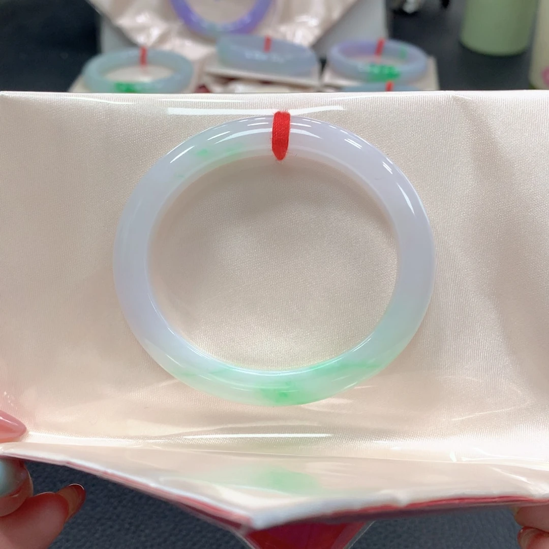 翡翠手镯未镶嵌贵妃