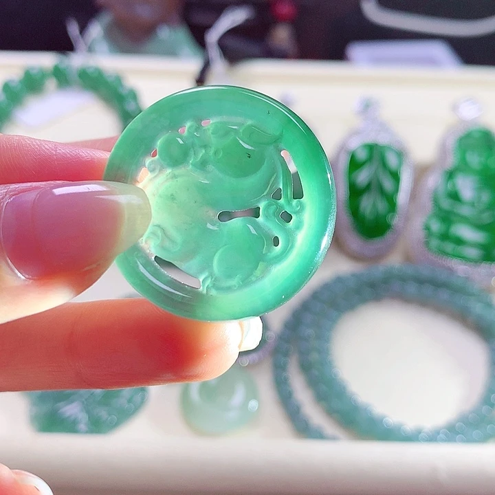 翡翠颈饰未镶嵌天然