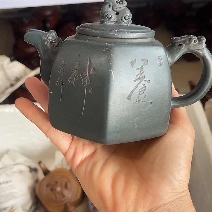 茶壶紫砂原泥料手工制作的一把紫砂壶。