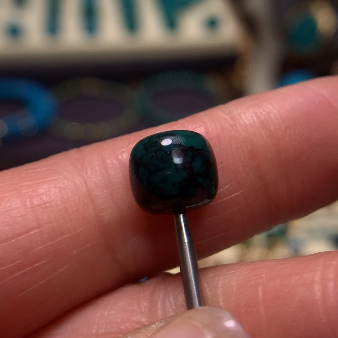 绿松石未镶嵌配饰C**.直径9.8