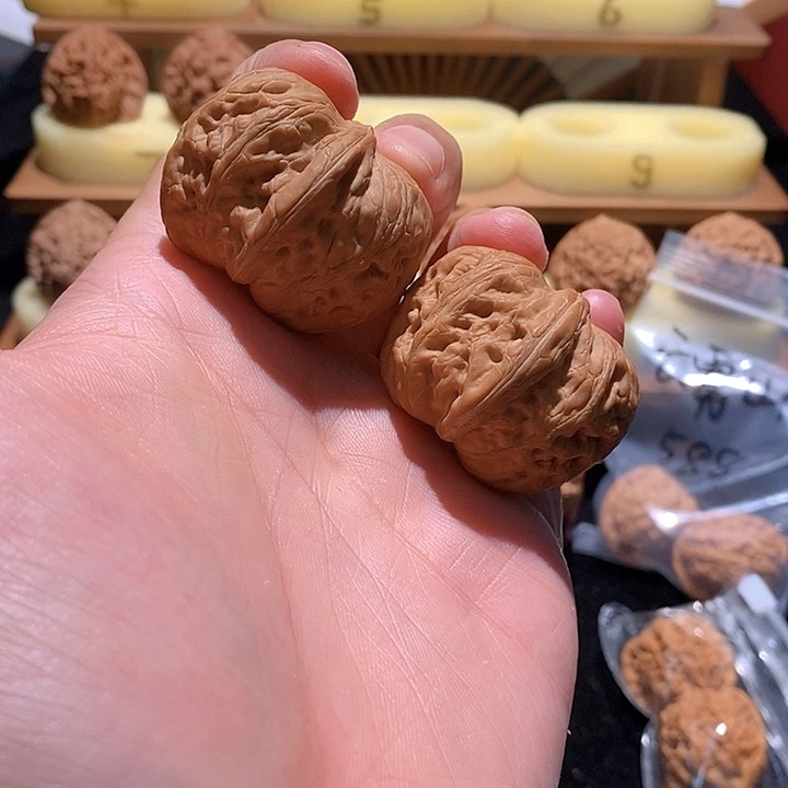 文玩核桃手把件元宝