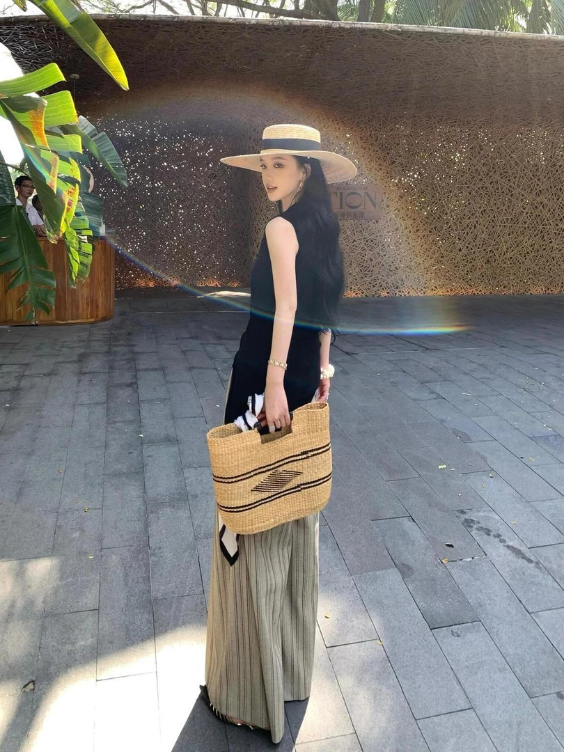 一整套ootd穿搭新款爆款高级感气质黑色马甲上衣条纹阔腿裤两件套