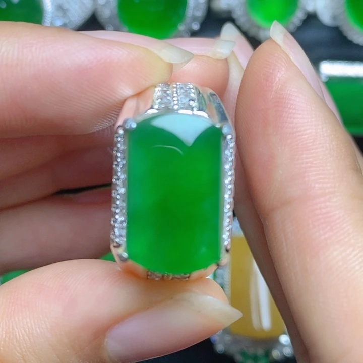 翡翠未镶嵌挂件马鞍