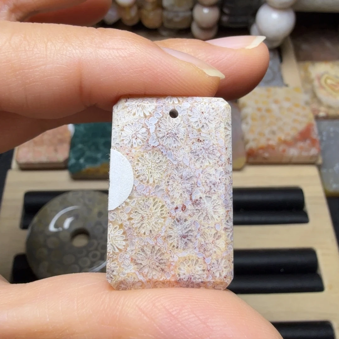 硅化玉未镶嵌紫红黄沙沙花，好盘