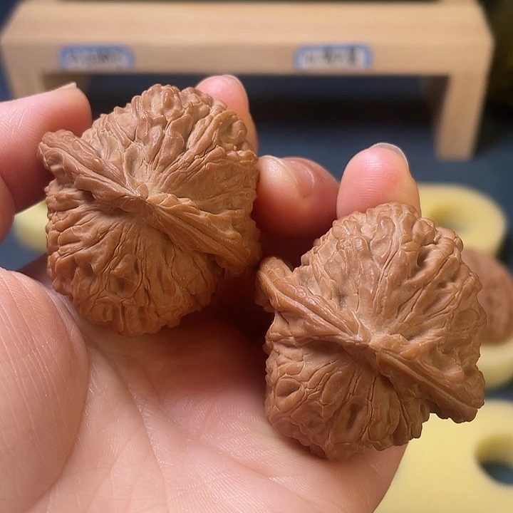 文玩核桃吊坠白狮子