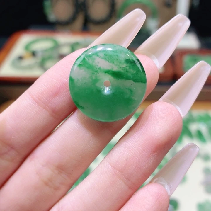 石英质玉（非洲翠）未镶嵌颈饰